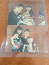 GÖNÜL YAZAR'IN ORİJİNAL 2'Lİ FOTOĞRAF SETİ - 12,5 x 9 cm EBADINDA - GÖNÜL YAZAR SANATÇI SAHNE ARKADAŞLARIYLA POZ VERİRKEN ÇEKİLMİŞ 2 FARKLI KARE (GÖNÜL YAZAR ve DANSÖZ) 17 AĞUSTOS 1993