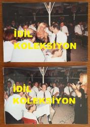 GÖNÜL YAZAR'IN ORİJİNAL 2'Lİ FOTOĞRAF SETİ - 13 x 9 cm EBADINDA - GÖNÜL YAZAR KATILDIĞI BİR ETKİNLİKTE MASADA ve SAHNEDE KONUŞURKEN ÇEKİLMİŞ 2 FARKLI KARE