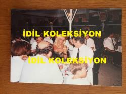 GÖNÜL YAZAR'IN ORİJİNAL 2'Lİ FOTOĞRAF SETİ - 13 x 9 cm EBADINDA - GÖNÜL YAZAR KATILDIĞI BİR ETKİNLİKTE MASADA ve SAHNEDE KONUŞURKEN ÇEKİLMİŞ 2 FARKLI KARE