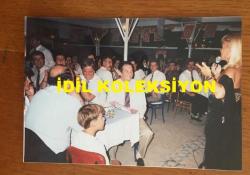 GÖNÜL YAZAR'IN ORİJİNAL 2'Lİ FOTOĞRAF SETİ - 13 x 9 cm EBADINDA - GÖNÜL YAZAR KATILDIĞI BİR ETKİNLİKTE MASADA ve SAHNEDE KONUŞURKEN ÇEKİLMİŞ 2 FARKLI KARE