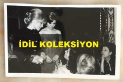 GÖNÜL YAZAR'IN ORİJİNAL FOTOĞRAFI - 18 x 12 cm EBADINDA - GÖNÜL YAZAR SAKATLAR DERNEĞİNE YARDIM İÇİN PİYANGO BİLETİ SATIP ŞARKI SÖYLEDİ, (KADRAJTA SES SANATÇISI LÜTFİ GÜNERİ'NİN EŞİ NERİMAN GÜNERİ DE YER ALMAKTADIR)