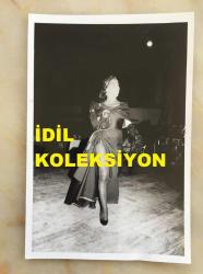 GÖNÜL YAZAR'IN ORİJİNAL FOTOĞRAFI - 18 x 12 cm EBADINDA - GÖNÜL YAZAR DERİN YIRTMAJLI SİYAH ELBİSESİYLE SAHNEDE YÜRÜRKEN ÇEKİLMİŞ BİR KARE