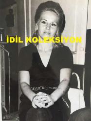 BELKIS ÖZENER'İN ORİJİNAL BÜYÜK BOY FOTOĞRAFI - 24 x 18 cm EBADINDA - GÖNÜL YAZAR'IN KARDEŞİ ÜNLÜ SES SANATÇISI BELKIS ÖZENER SİYAH ELBİSESİYLE OTURURKEN YAKINDAN ÇEKİLMİŞ ÇOK NET KALİTEDE BİR FOTOĞRAF