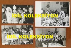 GÖNÜL YAZAR'IN ORİJİNAL BÜYÜK BOY 4'LÜ FOTOĞRAF SETİ - 24 x 18 cm, 22 x 14 cm ve 21 x 13 cm EBADINDA 4 ADET SİYAH & BEYAZ OTOĞRAF - GÖNÜL YAZAR 1960'LARDA KATILDIĞI BİR DÜĞÜNDE GELİN ve DAMATLA PASTA KESERKEN ve KONUKLARLA OTURURKEN ÇEKİLMİŞ 4 FARKLI HATIRA FOTOĞRAFI