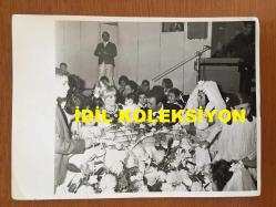 GÖNÜL YAZAR'IN ORİJİNAL BÜYÜK BOY 4'LÜ FOTOĞRAF SETİ - 24 x 18 cm, 22 x 14 cm ve 21 x 13 cm EBADINDA 4 ADET SİYAH & BEYAZ OTOĞRAF - GÖNÜL YAZAR 1960'LARDA KATILDIĞI BİR DÜĞÜNDE GELİN ve DAMATLA PASTA KESERKEN ve KONUKLARLA OTURURKEN ÇEKİLMİŞ 4 FARKLI HATIRA FOTOĞRAFI