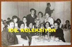 GÖNÜL YAZAR'IN ORİJİNAL BÜYÜK BOY 4'LÜ FOTOĞRAF SETİ - 24 x 18 cm, 22 x 14 cm ve 21 x 13 cm EBADINDA 4 ADET SİYAH & BEYAZ OTOĞRAF - GÖNÜL YAZAR 1960'LARDA KATILDIĞI BİR DÜĞÜNDE GELİN ve DAMATLA PASTA KESERKEN ve KONUKLARLA OTURURKEN ÇEKİLMİŞ 4 FARKLI HATIRA FOTOĞRAFI