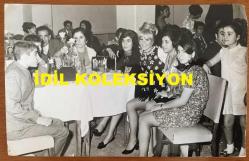 GÖNÜL YAZAR'IN ORİJİNAL BÜYÜK BOY 4'LÜ FOTOĞRAF SETİ - 24 x 18 cm, 22 x 14 cm ve 21 x 13 cm EBADINDA 4 ADET SİYAH & BEYAZ OTOĞRAF - GÖNÜL YAZAR 1960'LARDA KATILDIĞI BİR DÜĞÜNDE GELİN ve DAMATLA PASTA KESERKEN ve KONUKLARLA OTURURKEN ÇEKİLMİŞ 4 FARKLI HATIRA FOTOĞRAFI