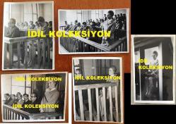 GÖNÜL YAZAR'IN ORİJİNAL BÜYÜK BOY 5'Lİ FOTOĞRAF SETİ - 24 x 18 cm ve 24 x 15 cm EBADINDA 2 ADET FOTOĞRAF - GÖNÜL YAZAR'IN YASAK OLDUĞU HALDE 1 YIL İÇİNDE ÜÇ DEFA YURT DIŞINA ÇIKTIĞI İDDİASIYLA YARGILANDIĞI MAHKEMEDE DURUŞMA ANINDA ÇEKİLMİŞ 5 FARKLI KARE (DİĞER SANIKLARIN DA GÖNÜL YAZAR'IN DA ARALARINDA OLDUĞU 4 BİN KİŞİYİ SAHTE EVRAKLARLA YURT DIŞINA GÖNDERDİKLERİ İDDİA EDİLMİŞTİR)