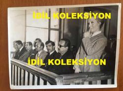 GÖNÜL YAZAR'IN ORİJİNAL BÜYÜK BOY 5'Lİ FOTOĞRAF SETİ - 24 x 18 cm ve 24 x 15 cm EBADINDA 2 ADET FOTOĞRAF - GÖNÜL YAZAR'IN YASAK OLDUĞU HALDE 1 YIL İÇİNDE ÜÇ DEFA YURT DIŞINA ÇIKTIĞI İDDİASIYLA YARGILANDIĞI MAHKEMEDE DURUŞMA ANINDA ÇEKİLMİŞ 5 FARKLI KARE (DİĞER SANIKLARIN DA GÖNÜL YAZAR'IN DA ARALARINDA OLDUĞU 4 BİN KİŞİYİ SAHTE EVRAKLARLA YURT DIŞINA GÖNDERDİKLERİ İDDİA EDİLMİŞTİR)