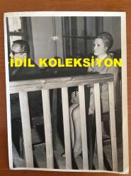 GÖNÜL YAZAR'IN ORİJİNAL BÜYÜK BOY 5'Lİ FOTOĞRAF SETİ - 24 x 18 cm ve 24 x 15 cm EBADINDA 2 ADET FOTOĞRAF - GÖNÜL YAZAR'IN YASAK OLDUĞU HALDE 1 YIL İÇİNDE ÜÇ DEFA YURT DIŞINA ÇIKTIĞI İDDİASIYLA YARGILANDIĞI MAHKEMEDE DURUŞMA ANINDA ÇEKİLMİŞ 5 FARKLI KARE (DİĞER SANIKLARIN DA GÖNÜL YAZAR'IN DA ARALARINDA OLDUĞU 4 BİN KİŞİYİ SAHTE EVRAKLARLA YURT DIŞINA GÖNDERDİKLERİ İDDİA EDİLMİŞTİR)