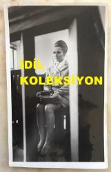 GÖNÜL YAZAR'IN ORİJİNAL BÜYÜK BOY 5'Lİ FOTOĞRAF SETİ - 24 x 18 cm ve 24 x 15 cm EBADINDA 2 ADET FOTOĞRAF - GÖNÜL YAZAR'IN YASAK OLDUĞU HALDE 1 YIL İÇİNDE ÜÇ DEFA YURT DIŞINA ÇIKTIĞI İDDİASIYLA YARGILANDIĞI MAHKEMEDE DURUŞMA ANINDA ÇEKİLMİŞ 5 FARKLI KARE (DİĞER SANIKLARIN DA GÖNÜL YAZAR'IN DA ARALARINDA OLDUĞU 4 BİN KİŞİYİ SAHTE EVRAKLARLA YURT DIŞINA GÖNDERDİKLERİ İDDİA EDİLMİŞTİR)