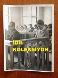 GÖNÜL YAZAR'IN ORİJİNAL BÜYÜK BOY 5'Lİ FOTOĞRAF SETİ - 24 x 18 cm ve 24 x 15 cm EBADINDA 2 ADET FOTOĞRAF - GÖNÜL YAZAR'IN YASAK OLDUĞU HALDE 1 YIL İÇİNDE ÜÇ DEFA YURT DIŞINA ÇIKTIĞI İDDİASIYLA YARGILANDIĞI MAHKEMEDE DURUŞMA ANINDA ÇEKİLMİŞ 5 FARKLI KARE (DİĞER SANIKLARIN DA GÖNÜL YAZAR'IN DA ARALARINDA OLDUĞU 4 BİN KİŞİYİ SAHTE EVRAKLARLA YURT DIŞINA GÖNDERDİKLERİ İDDİA EDİLMİŞTİR)