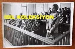 GÖNÜL YAZAR'IN ORİJİNAL BÜYÜK BOY 5'Lİ FOTOĞRAF SETİ - 24 x 18 cm ve 24 x 15 cm EBADINDA 2 ADET FOTOĞRAF - GÖNÜL YAZAR'IN YASAK OLDUĞU HALDE 1 YIL İÇİNDE ÜÇ DEFA YURT DIŞINA ÇIKTIĞI İDDİASIYLA YARGILANDIĞI MAHKEMEDE DURUŞMA ANINDA ÇEKİLMİŞ 5 FARKLI KARE (DİĞER SANIKLARIN DA GÖNÜL YAZAR'IN DA ARALARINDA OLDUĞU 4 BİN KİŞİYİ SAHTE EVRAKLARLA YURT DIŞINA GÖNDERDİKLERİ İDDİA EDİLMİŞTİR)