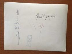 GÖNÜL YAZAR'IN ORİJİNAL BÜYÜK BOY 5'Lİ FOTOĞRAF SETİ - 24 x 18 cm ve 24 x 15 cm EBADINDA 2 ADET FOTOĞRAF - GÖNÜL YAZAR'IN YASAK OLDUĞU HALDE 1 YIL İÇİNDE ÜÇ DEFA YURT DIŞINA ÇIKTIĞI İDDİASIYLA YARGILANDIĞI MAHKEMEDE DURUŞMA ANINDA ÇEKİLMİŞ 5 FARKLI KARE (DİĞER SANIKLARIN DA GÖNÜL YAZAR'IN DA ARALARINDA OLDUĞU 4 BİN KİŞİYİ SAHTE EVRAKLARLA YURT DIŞINA GÖNDERDİKLERİ İDDİA EDİLMİŞTİR)