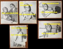 GÖNÜL YAZAR'IN ORİJİNAL BÜYÜK BOY 5'Lİ FOTOĞRAF SETİ - 24 x 18 cm EBADINDA - GÖNÜL YAZAR BEYAZ ELBİSESİYLE HASTA YATAĞINDA DİNLENDİĞİ SIRADA AYNADA AĞZININ İÇİNİ KONTROL EDERKEN, GÖNDERİLEN MEKTUPLARI OKURKEN ve KENDİSİNİ ZİYARETE GELEN BÜYÜK MÜZİSYEN NECMİ RIZA AHISKAN İLE SOHBET EDERKEN ÇEKİLMİŞ 5 FARKLI KARE