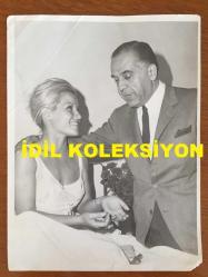 GÖNÜL YAZAR'IN ORİJİNAL BÜYÜK BOY 5'Lİ FOTOĞRAF SETİ - 24 x 18 cm EBADINDA - GÖNÜL YAZAR BEYAZ ELBİSESİYLE HASTA YATAĞINDA DİNLENDİĞİ SIRADA AYNADA AĞZININ İÇİNİ KONTROL EDERKEN, GÖNDERİLEN MEKTUPLARI OKURKEN ve KENDİSİNİ ZİYARETE GELEN BÜYÜK MÜZİSYEN NECMİ RIZA AHISKAN İLE SOHBET EDERKEN ÇEKİLMİŞ 5 FARKLI KARE