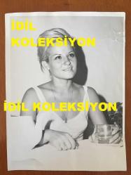 GÖNÜL YAZAR'IN ORİJİNAL BÜYÜK BOY 5'Lİ FOTOĞRAF SETİ - 24 x 18 cm EBADINDA - GÖNÜL YAZAR BEYAZ ELBİSESİYLE HASTA YATAĞINDA DİNLENDİĞİ SIRADA AYNADA AĞZININ İÇİNİ KONTROL EDERKEN, GÖNDERİLEN MEKTUPLARI OKURKEN ve KENDİSİNİ ZİYARETE GELEN BÜYÜK MÜZİSYEN NECMİ RIZA AHISKAN İLE SOHBET EDERKEN ÇEKİLMİŞ 5 FARKLI KARE