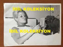 GÖNÜL YAZAR'IN ORİJİNAL BÜYÜK BOY 5'Lİ FOTOĞRAF SETİ - 24 x 18 cm EBADINDA - GÖNÜL YAZAR BEYAZ ELBİSESİYLE HASTA YATAĞINDA DİNLENDİĞİ SIRADA AYNADA AĞZININ İÇİNİ KONTROL EDERKEN, GÖNDERİLEN MEKTUPLARI OKURKEN ve KENDİSİNİ ZİYARETE GELEN BÜYÜK MÜZİSYEN NECMİ RIZA AHISKAN İLE SOHBET EDERKEN ÇEKİLMİŞ 5 FARKLI KARE