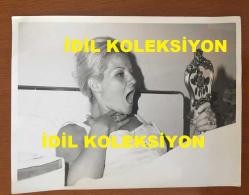 GÖNÜL YAZAR'IN ORİJİNAL BÜYÜK BOY 5'Lİ FOTOĞRAF SETİ - 24 x 18 cm EBADINDA - GÖNÜL YAZAR BEYAZ ELBİSESİYLE HASTA YATAĞINDA DİNLENDİĞİ SIRADA AYNADA AĞZININ İÇİNİ KONTROL EDERKEN, GÖNDERİLEN MEKTUPLARI OKURKEN ve KENDİSİNİ ZİYARETE GELEN BÜYÜK MÜZİSYEN NECMİ RIZA AHISKAN İLE SOHBET EDERKEN ÇEKİLMİŞ 5 FARKLI KARE