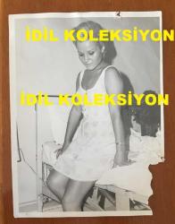 GÖNÜL YAZAR'IN ORİJİNAL BÜYÜK BOY 5'Lİ FOTOĞRAF SETİ - 24 x 18 cm EBADINDA - GÖNÜL YAZAR BEYAZ ELBİSESİYLE HASTA YATAĞINDA DİNLENDİĞİ SIRADA AYNADA AĞZININ İÇİNİ KONTROL EDERKEN, GÖNDERİLEN MEKTUPLARI OKURKEN ve KENDİSİNİ ZİYARETE GELEN BÜYÜK MÜZİSYEN NECMİ RIZA AHISKAN İLE SOHBET EDERKEN ÇEKİLMİŞ 5 FARKLI KARE