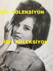 GÖNÜL YAZAR'IN ORİJİNAL BÜYÜK BOY ISLAK İMZALI 1961 YILINA AİT ÇOK NADİR BİR FOTOĞRAFI - 22 x 17 cm EBADINDA - GÖNÜL YAZAR'IN SİYAH SAÇLI OLARAK STÜDYODA ÇEKTİRDİĞİ NADİR BİR FOTOĞRAFIN ÜZERİNE Menajer Zeki Tükel’e KENDİ ISLAK İMZASIYLA TEMMUZ 1961'DE İMZALADIĞI ÇOK DEĞERLİ BİR FOTOĞRAF