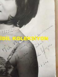 GÖNÜL YAZAR'IN ORİJİNAL BÜYÜK BOY ISLAK İMZALI 1961 YILINA AİT ÇOK NADİR BİR FOTOĞRAFI - 22 x 17 cm EBADINDA - GÖNÜL YAZAR'IN SİYAH SAÇLI OLARAK STÜDYODA ÇEKTİRDİĞİ NADİR BİR FOTOĞRAFIN ÜZERİNE Menajer Zeki Tükel’e KENDİ ISLAK İMZASIYLA TEMMUZ 1961'DE İMZALADIĞI ÇOK DEĞERLİ BİR FOTOĞRAF