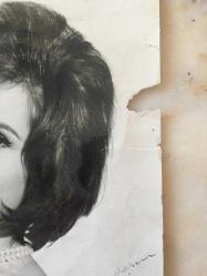 GÖNÜL YAZAR'IN ORİJİNAL BÜYÜK BOY ISLAK İMZALI 1961 YILINA AİT ÇOK NADİR BİR FOTOĞRAFI - 22 x 17 cm EBADINDA - GÖNÜL YAZAR'IN SİYAH SAÇLI OLARAK STÜDYODA ÇEKTİRDİĞİ NADİR BİR FOTOĞRAFIN ÜZERİNE Menajer Zeki Tükel’e KENDİ ISLAK İMZASIYLA TEMMUZ 1961'DE İMZALADIĞI ÇOK DEĞERLİ BİR FOTOĞRAF