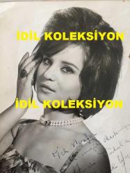 GÖNÜL YAZAR'IN ORİJİNAL BÜYÜK BOY ISLAK İMZALI 1961 YILINA AİT ÇOK NADİR BİR FOTOĞRAFI - 22 x 17 cm EBADINDA - GÖNÜL YAZAR'IN SİYAH SAÇLI OLARAK STÜDYODA ÇEKTİRDİĞİ NADİR BİR FOTOĞRAFIN ÜZERİNE Menajer Zeki Tükel’e KENDİ ISLAK İMZASIYLA TEMMUZ 1961'DE İMZALADIĞI ÇOK DEĞERLİ BİR FOTOĞRAF