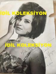 GÖNÜL YAZAR'IN ORİJİNAL BÜYÜK BOY ISLAK İMZALI 1961 YILINA AİT ÇOK NADİR BİR FOTOĞRAFI - 22 x 17 cm EBADINDA - GÖNÜL YAZAR'IN SİYAH SAÇLI OLARAK STÜDYODA ÇEKTİRDİĞİ NADİR BİR FOTOĞRAFIN ÜZERİNE Menajer Zeki Tükel’e KENDİ ISLAK İMZASIYLA TEMMUZ 1961'DE İMZALADIĞI ÇOK DEĞERLİ BİR FOTOĞRAF