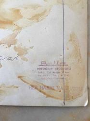 GÖNÜL YAZAR'IN ORİJİNAL BÜYÜK BOY ISLAK İMZALI 1961 YILINA AİT ÇOK NADİR BİR FOTOĞRAFI - 22 x 17 cm EBADINDA - GÖNÜL YAZAR'IN SİYAH SAÇLI OLARAK STÜDYODA ÇEKTİRDİĞİ NADİR BİR FOTOĞRAFIN ÜZERİNE Menajer Zeki Tükel’e KENDİ ISLAK İMZASIYLA TEMMUZ 1961'DE İMZALADIĞI ÇOK DEĞERLİ BİR FOTOĞRAF