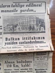 Cumhuriyet Gazetesi - 29 Ağustos 1944 - Harb Ahlakı Yazan Nadir Nadi Köşe Yazısı - Müttefiklerin Bulgaristan Sulh Şartları - 1 İşgal Olunan Bütün Toprakların Tahliye Edilmesi 2 Müttefiklere Tam Manasıyla Yardım - Bulgaristan'ın Almanya'ya İlanı Harb Etmesi Bekleniyor - Müstakbel Balkan Konferansının İçinde Toplanması Düşünülen Dolmabahçe Sarayı Fotoğraf- Alman Hududuna 110 Km. Kaldı - Paris'e Yeni Alman Hava Hücumları - Sovyetler Macaristana Girdiler - Kazanova Maceraları Taksim Belediye Gazinosunda - Askeri Vaziyet Yazan Emekli General H. Emir Erkilet Yazı Dizisi - Bulgaristan Ve Romanya Mihvere Nasıl Girmişlerdi Yazan Eski Romanya Hariciye Nazırı M. G. Gafenku - Bulgaristan Ve Müttefikler Yazan Ömer Rıza Doğrul Köşe Yazısı - Maarif Vekili Hasan Ali Yücel Dün Hadımköyüne Gitti - Yahudiler Hakkında Tahdidat Kaldırıldı - Kırışın Bakalım Yazan Burhan Felek Köşe Yazısı - Bugünkü Radyo Programı - Fenni Sünnetçi Emin Fidan - Borsa - Sadi Tek Tiyatrosu Suad Gün Konseri - Yeni Halk Opereti