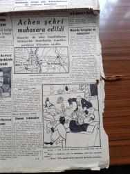 Cumhuriyet Gazetesi - 11 Birinciteşrin ( Ekim) 1944 -  Churchill'e Moskova'da Yazan Nadir Nadi Köşe Yazısı - Churchill'e İle Stalin'in Balkanlar Ve Polonyalılar Meselelerini De Konuştuklarını Bildiriliyor - Churchill İle Stalin Bir Ziyafetten Sonra Fotoğraf- Anıtkabir Ve Milli Şef İsmet İnönü - Achen Şehri Muhasara Edildi Fotoğraf - Kibar Hırsız Muzaffer Aydın Dün Eskişehir'de Yakalandı - Dumbarton Oaks Konferansında Verilen Kararlara Ait Tafsilat - Anzavur'un Romanı Yazan İsmail Habib Sevük - İktisat Vekili Fuad Sirmen Dün Sanayi Erbabıyla Görüştü - Müverrih Ahmed Refiğin Yıldönümü - Gönül Eğlencesi Başrolde Katherine Hepburn Melek Sinemasında - Almanya'da On İki Milyon Yabancı İşçi - Yeni Emniyet Nizamı Yazan Ömer Rıza Doğrul Köşe Yazısı - Baltık'ta 150,000 Alman Askerî Tecrid Edildi - Dikkate Değer Bir Mektup Yazan Burhan Felek Köşe Yazısı - Bugünkü Radyo Programı - Bulmaca - Tural Öksürük ve Bronşite Karşı - Çapamarka - Gözen'in Gençlik Kremi - Tablet Reosil Öksürüğe Karşı
