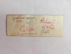 YILDIRIM GENCER'İN MİNİ BOY ORİJİNAL FOTOĞRAFI - 18 x 12 cm EBADINDA - SİYAH & BEYAZ - TEK FOTOĞRAFTA İKİ KÜÇÜK KARE, HER KARE 5 x 3 cm EBADINDA, MİNİ BOY