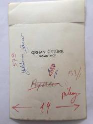 YILDIRIM GENCER'İN ORİJİNAL FOTOĞRAFI - 18 x 12 cm EBADINDA - SİYAH & BEYAZ - YILDIRIM GENCER BİR FİLM SAHNESİNDE SAHİLDE YANINDAKİ KADINA SARILIRKEN ÇEKİLMİŞ BİR KARE