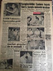 YENİ SABAH GAZETESİ 9 TEMMUZ 1959 YIL :22 SAYI :7307---Eisenhower ,dış yardımın arttırılmasını talep ediyor --Batan yüzer -havuzun kurtarılması mümkün --Türkiye den Kıbrıs a bu yıl 30 öğretmen gidecek --Dün yurt da altı cinayet daha işlendi ---Kurbanını sandıklayıp  bagaja veren katil yakalandı---Günaltay ve Oran valiye cevap verdi --Sevim Çağlayan basın toplantısını şarkı ile bitirdi ---Konya yı satmıyorum :Siyavuşgil --İstanbul Rehberi ---Avrupa da Komünist Tehlikesi --B.Amerika ile Fransa arasında ihtilaf çıktı --Maarif Heyeti 73 bin kilometre yol katetmiş ---Piyasaya çok miktarda yedek parça geldi --Denizcilik bankası dün 6 römorkör sipariş etti ---Mısır da ki 180 milyon liranın varisi öldü ---Karagümrüklüler  Cumhuru kaçırdı Suat Galatasaray la mukavele imzalıyor --B.Milli Takımımız İspanya dan geldi ---Amerikalı güreşçiler dün de yenemedik :2-2--Fenerbahçeli Akgün Almanya ya gidecek ---Bir artist  plajda çırılçıplak soyundu --General F.F Everest Ankara da ---