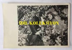 YILDIRIM GENCER'İN ORİJİNAL 3'LÜ FOTOĞRAF SETİ 18 x 12 cm EBADINDA - YILDIRIM GENCER'İN BİR YEŞİLÇAM FİLMİNDEN KADIN OYUNCUYLA BAHÇEDE OLDUĞU ANLARDAN 3 FARKLI KARE, SİYAH & BEYAZ YEŞİLÇAM DÖNEMİ