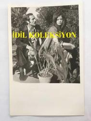 YILDIRIM GENCER'İN ORİJİNAL 3'LÜ FOTOĞRAF SETİ 18 x 12 cm EBADINDA - YILDIRIM GENCER'İN BİR YEŞİLÇAM FİLMİNDEN KADIN OYUNCUYLA BAHÇEDE OLDUĞU ANLARDAN 3 FARKLI KARE, SİYAH & BEYAZ YEŞİLÇAM DÖNEMİ