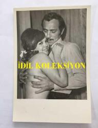 YILDIRIM GENCER'İN ORİJİNAL FOTOĞRAFI, 18 x 12 cm EBADINDA - YILDIRIM GENCER'İN BİR YEŞİLÇAM FİLMİNDEN KADIN OYUNCUYLA BİRBİRİNE SARILDIĞI ANLARDAN BİR KARE, SİYAH & BEYAZ YEŞİLÇAM DÖNEMİ