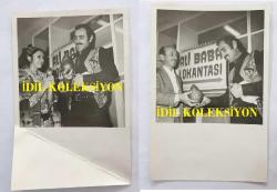YILDIRIM GENCER'İN ORİJİNAL 2'Lİ FOTOĞRAF SETİ 18 x 12 cm EBADINDA - YILDIRIM GENCER ve ÜLKÜ ÖZEN BİRLİKTE ROL ALDIKLARI ''ŞAFAKTA SİLAH SESLERİ (1973'' İSİMLİ FİLM SONRASI ARMUT HEDİYE EDİLİRKEN ÇEKİLMİŞ 2 FARKLI KARE (ALİ BABA LOKANTASI TABELASI)
