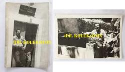 YILDIRIM GENCER'İN ORİJİNAL 2'Lİ FOTOĞRAF SETİ 18 x 12 cm EBADINDA - YILDIRIM GENCER, ÇATALCA CEZA ve TEVKİF EVİ KAPISI ÖNÜNDEYKEN ve BAHÇEDEKİ HAVUZUN YANINDAYKEN ÇEKİLMİŞ 2 FARKLI KARE