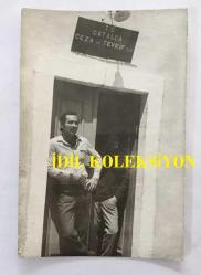 YILDIRIM GENCER'İN ORİJİNAL 2'Lİ FOTOĞRAF SETİ 18 x 12 cm EBADINDA - YILDIRIM GENCER, ÇATALCA CEZA ve TEVKİF EVİ KAPISI ÖNÜNDEYKEN ve BAHÇEDEKİ HAVUZUN YANINDAYKEN ÇEKİLMİŞ 2 FARKLI KARE