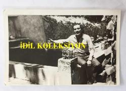 YILDIRIM GENCER'İN ORİJİNAL 2'Lİ FOTOĞRAF SETİ 18 x 12 cm EBADINDA - YILDIRIM GENCER, ÇATALCA CEZA ve TEVKİF EVİ KAPISI ÖNÜNDEYKEN ve BAHÇEDEKİ HAVUZUN YANINDAYKEN ÇEKİLMİŞ 2 FARKLI KARE