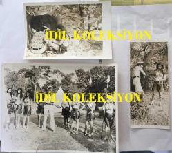 YILDIRIM GENCER'İN ORİJİNAL 3'LÜ FOTOĞRAF SETİ 24 x 18 cm, 18 x 12 cm ve 18 x 8 cm EBADINDA 3 ADET FOTOĞRAF - YILDIRIM GENCER ve ÜLKÜ ÖZEN 1971 YAPIMI ''ÇILGIN BAKİRELER'' İSİMLİ FİLMDE BİRLİKTE ROL ALDILAR, FİLMDEN 3 FARKLI KARE