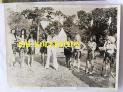 YILDIRIM GENCER'İN ORİJİNAL 3'LÜ FOTOĞRAF SETİ 24 x 18 cm, 18 x 12 cm ve 18 x 8 cm EBADINDA 3 ADET FOTOĞRAF - YILDIRIM GENCER ve ÜLKÜ ÖZEN 1971 YAPIMI ''ÇILGIN BAKİRELER'' İSİMLİ FİLMDE BİRLİKTE ROL ALDILAR, FİLMDEN 3 FARKLI KARE