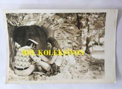 YILDIRIM GENCER'İN ORİJİNAL 3'LÜ FOTOĞRAF SETİ 24 x 18 cm, 18 x 12 cm ve 18 x 8 cm EBADINDA 3 ADET FOTOĞRAF - YILDIRIM GENCER ve ÜLKÜ ÖZEN 1971 YAPIMI ''ÇILGIN BAKİRELER'' İSİMLİ FİLMDE BİRLİKTE ROL ALDILAR, FİLMDEN 3 FARKLI KARE