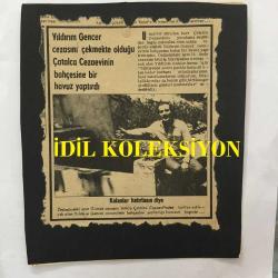 YILDIRIM GENCER'İN FOTOĞRAFININ DA YER ALDIĞI ORİJİNAL GAZETEDEN KESİLME HABER KÜPÜRÜ 15 x 13 cm EBADINDA - YILDIRIM GENCER CEZASINI ÇEKMEKTE OLDUĞU ÇATALCA CEZAEVİNİN BAHÇESİNE BİR HAVUZ YAPTIRDI