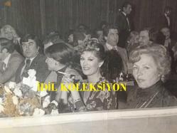 GÜLŞEN BUBİKOĞLU'NUN ORİJİNAL FOTOĞRAFI, 18 x 12 cm EBADINDA - TÜRKER İNANOĞLU, ERDOĞAN ŞENAY ve GÜLŞEN BUBİKOĞLU AYNI MASADA SEÇİL HEPER'İ DİNLERLERKEN ÇEKİLMİŞ BİR HATIRA FOTOĞRAFI