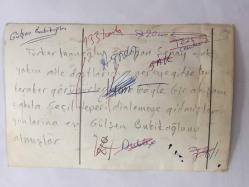 GÜLŞEN BUBİKOĞLU'NUN ORİJİNAL FOTOĞRAFI, 18 x 12 cm EBADINDA - TÜRKER İNANOĞLU, ERDOĞAN ŞENAY ve GÜLŞEN BUBİKOĞLU AYNI MASADA SEÇİL HEPER'İ DİNLERLERKEN ÇEKİLMİŞ BİR HATIRA FOTOĞRAFI