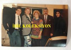 SONRADAN GÖRMELER (1994) DİZİSİ SETİNDEN ORİJİNAL BİR FOTOĞRAF, 13 x 9 cm EBADINDA - NEVRA SEREZLİ, TEKİN AKMANSOY, TOPRAK SERGEN ve ASLI AYBARS AYNI KAREDE, 6 ŞUBAT 1994