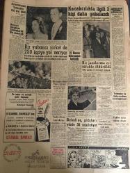 YENİ SABAH GAZETESİ 2 TEMMUZ 1959 YIL :22 SAYI :7300--Türkiye nin iktisadi istikrar programı müsbet netice verdi --Defterdarlık dolandırıldı ---Bu sene bir miktar şeker ithal edilmesi  muhtemel ---Atina da Türk -Yunan temasları başlıyor --İnönü yarın Ankara ya avdet ediyor --Heinrich Luebcke  B.Almanya nın yeni Cumhurreisi oldu --Türkiye de bir milyon çocuk  tahsil yapamıyor --Bir Alman talim uçağı Manyas gölüne düştü --Halk Oyunları :Siyavuşgil --İstanbul Rehberi ---Kolombiya da sellerden 180 kişi öldü --Kaçakçılıkla ilgili 3 kişi daha yakalandı --Bir yabancı şirket de 250 işçiye yol veriyor --Bir jandarma eri tüfekle öldürüldü --Belediye ,plajları yüzde 30 ucuzlatıyor --Yedi döviz kaçakçısı mahkum oldu ---B.Ahmet ,Mustafa ve Cemil Galatasaray da ---Kaleci Salahattin G.Birliğine giriyor --Fenerbahçe camiası iki gruba ayrıldı --Basın kupası boks maçları --Bu sene ki milli maçlar belli oldu --Eisenhower in enteresan bir basın toplantısı--Ateşe mermi atan 5 çocuk  parçalandı --